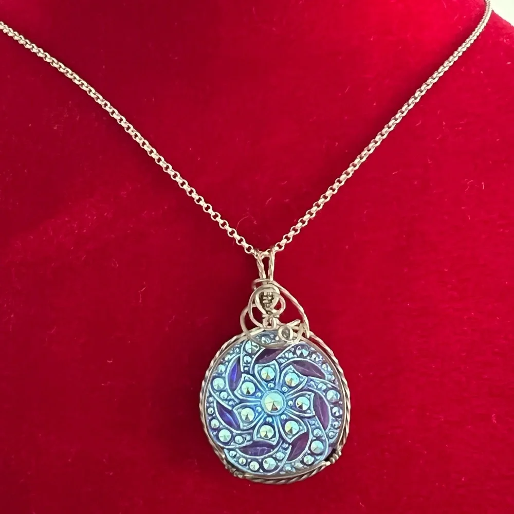 Czechoslovakian button pendant (chain not included)